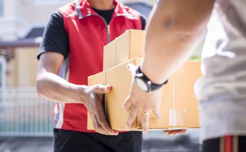 eMAG introduce o taxă pentru fiecare comandă. Cât vor plăti în plus clienţii