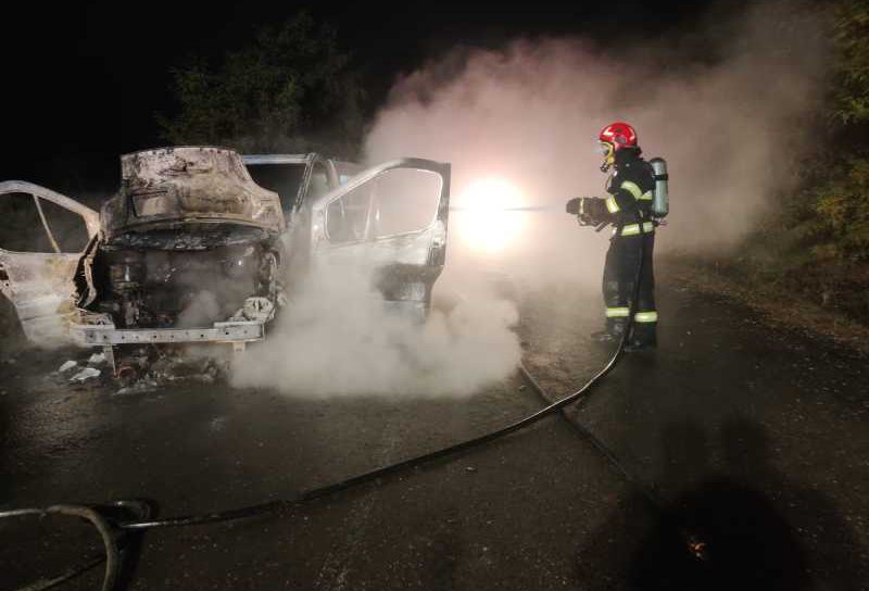 Incendiu la un autoturism parcat într-o curte din Botoșani: mașina a ars complet