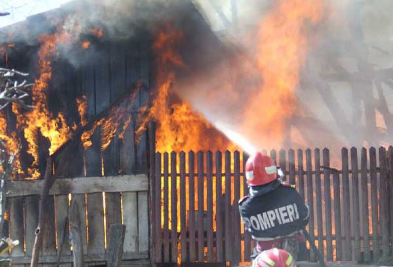 Incendiu nocturn la Vlădeni: acoperișul unei case a fost grav afectat