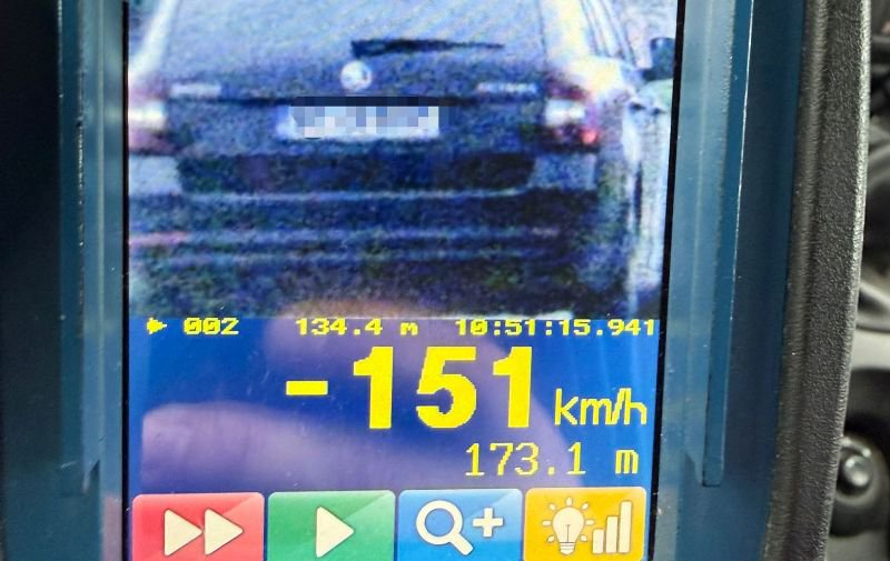 Șofer depistat conducând în localitate cu 151 km/h
