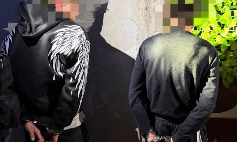 Trei tineri reținuți după ce au distrus geamurile unei case și au agresat fizic proprietarul