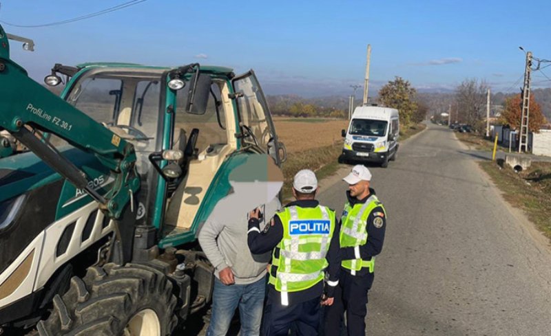 S-a ales cu dosar penal după ce a fost depistat conducând fără permis un tractor neînmatriculat