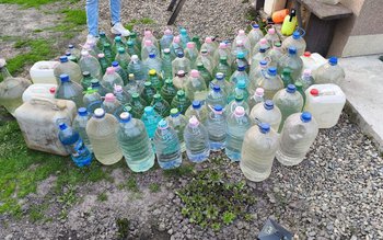 Aproximativ 600 de litri de …