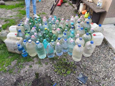 Aproximativ 600 de litri de …