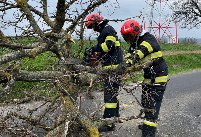 În mai puțin de o oră pompierii au intervenit la patru incidente produse de vântul puternic