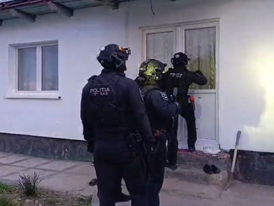 Percheziții la Vârfu Câmpului după …