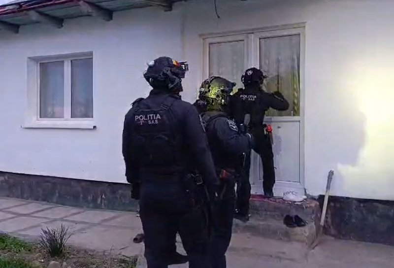 Percheziții la Vârfu Câmpului după o postare pe o rețea de socializare. Armă ridicată de polițiști