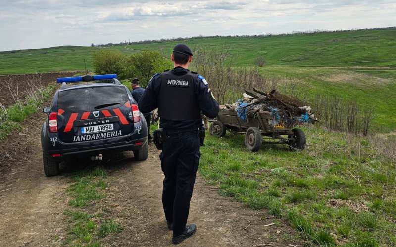 Prins de jandarmi când arunca gunoiul la marginea comunei Vorniceni