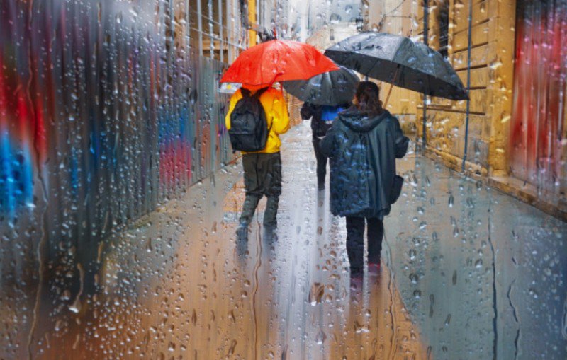 Vremea se răcește brusc în toată țara. Temperaturile scad și apar ploi chiar înainte de minivacanța de 1 Mai