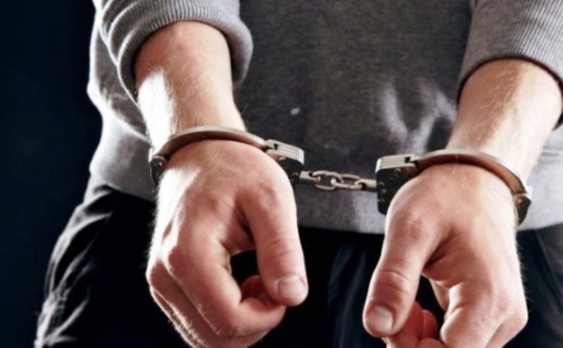 Tânăr reținut pentru violență în familie, amenințare și distrugere