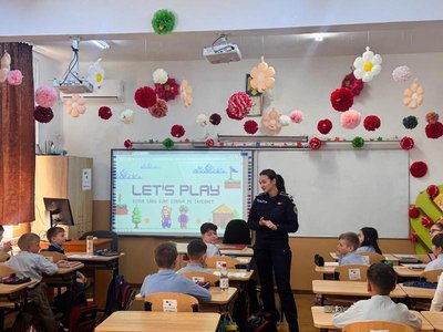 Polițiștii alături de copiii din …