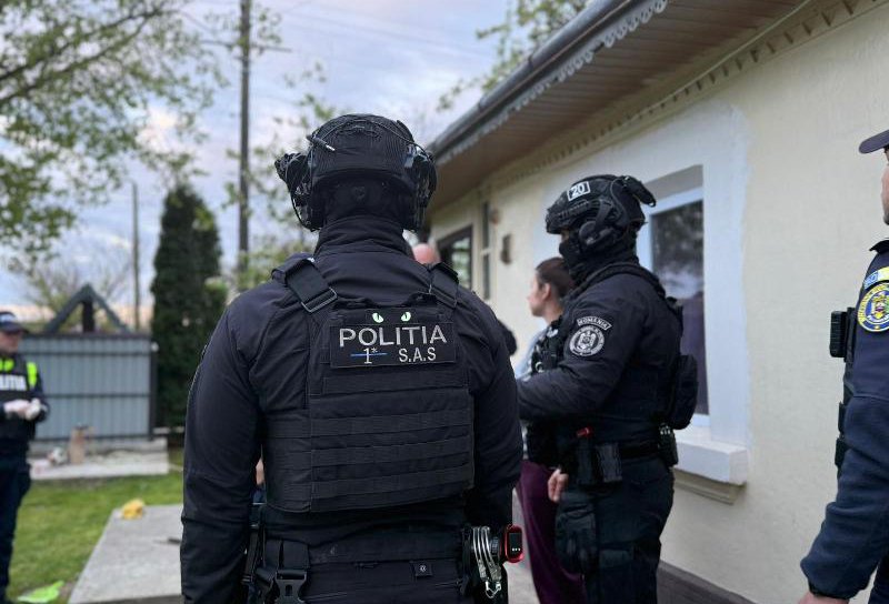 Trei bărbați reținuți pentru deținere fără drept a setcilor, năvoadelor și alte tipuri de unelte de pescuit commercial