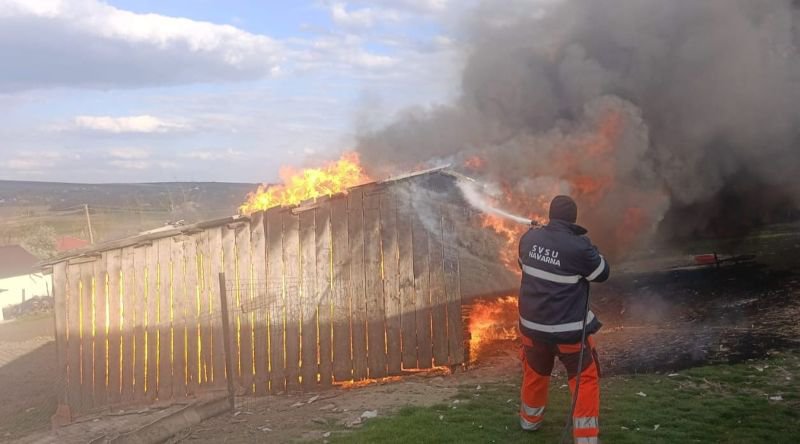 Casă din Popeni și magazie din Havârna distruse în urma unor incendii