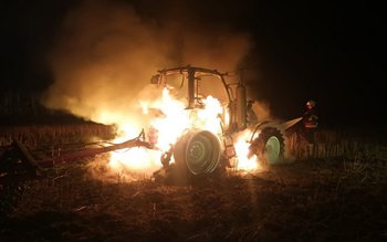 Tractor parcat într-o gospodărie, mistuit …