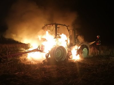 Tractor parcat într-o gospodărie, mistuit …