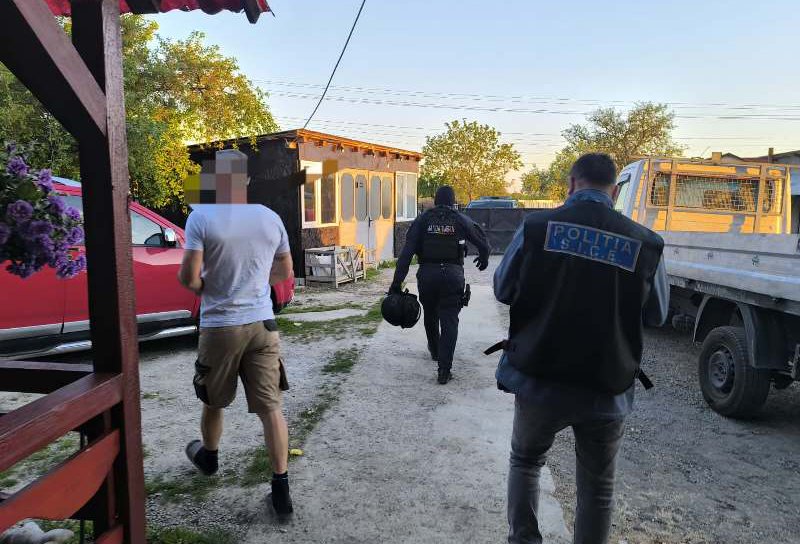 Percheziții de amploare în comunele Mihai Eminescu, Vlădeni și Curtești, pentru fapte de corupție. Cinci persoane conduse la poliție - FOTO
