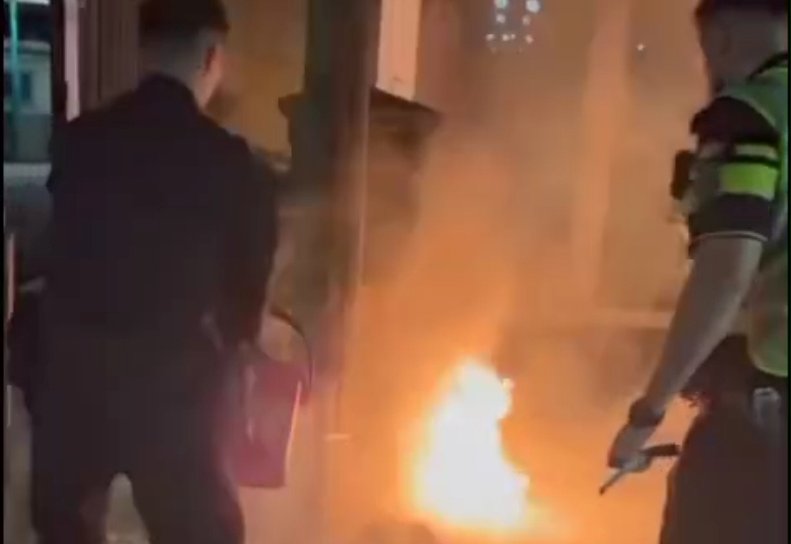 Incendiu provocat de o țigară aruncată într-un coș de gunoi. Intervenție promptă a unui jandarm și unui polițist