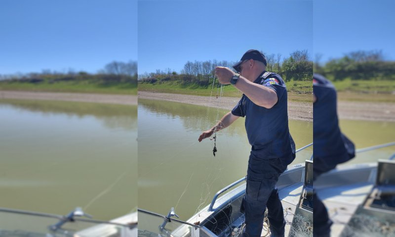 Plasă de pescuit ilegală, descoperită şi îndepărtată din râul Prut