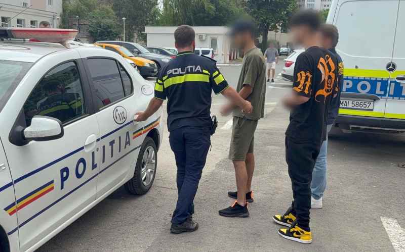 Doi tineri reținuți după ce au tâlhărit un botoșănean