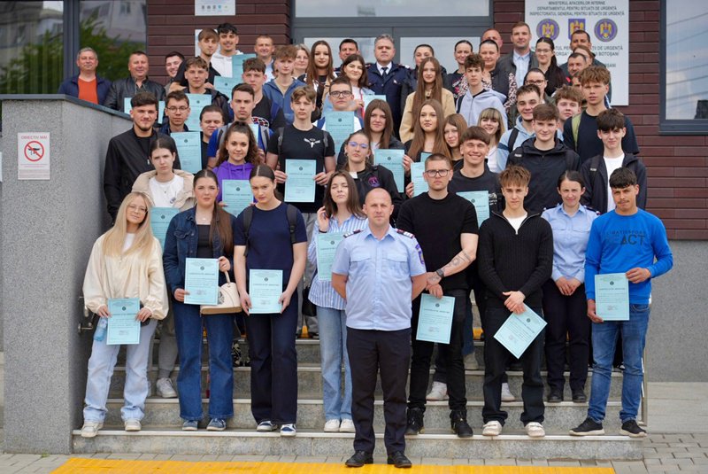 O nouă serie de voluntari pregătită să participe la misiuni, alături de pompieri