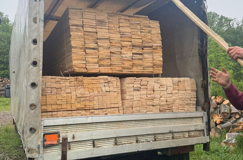 Opt metri cubi de material lemnos și o autoutilitară, confiscate de polițiștii din Flămânzi