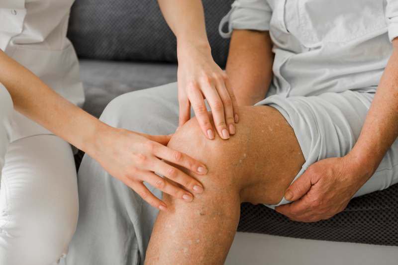 Remedii naturale pentru durerile de genunchi: Recâștigă mobilitatea fără medicamente