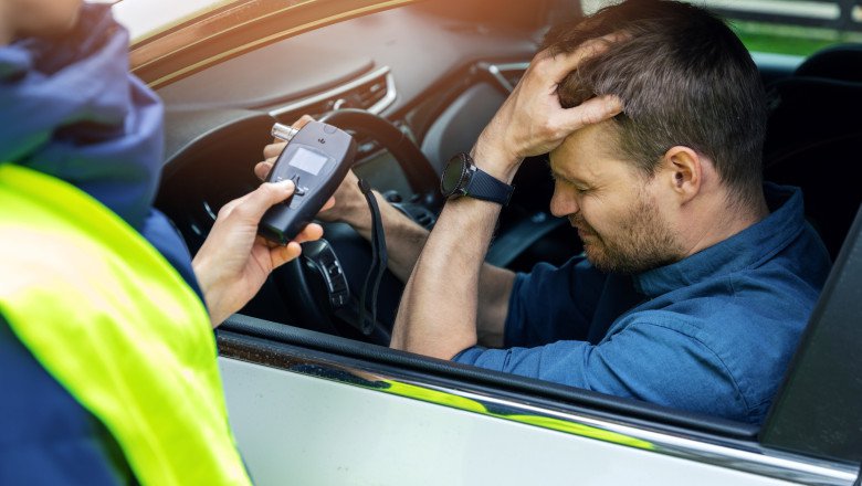 Tânăr de 22 de ani depistat la volan sub influența alcoolului și fără permis. A fost reținut pentru 24 de ore