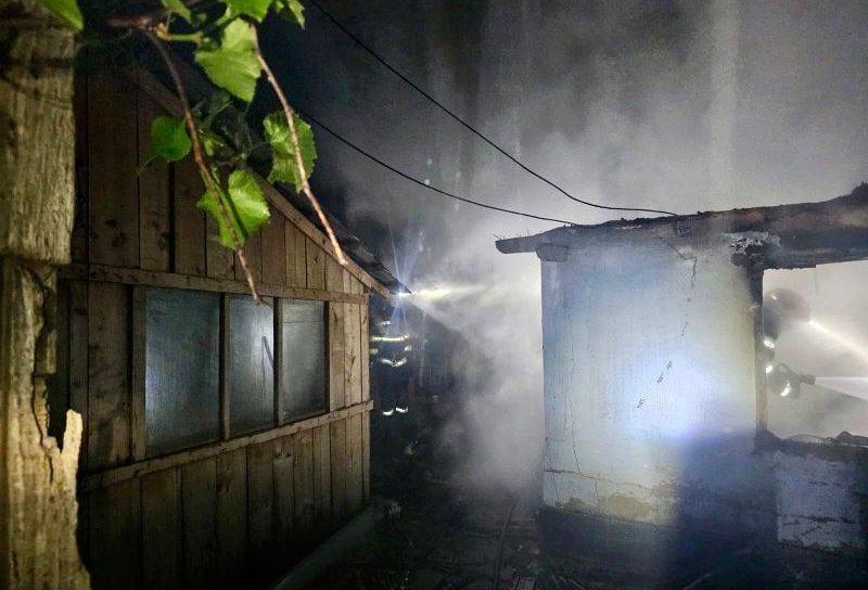 Bucătărie de vară distrusă de flăcări la Cristinești - FOTO