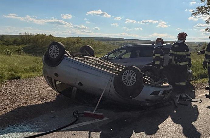 Accident între Brăești și Leorda! O mașină s-a răsturnat după impactul dintre două autoturisme