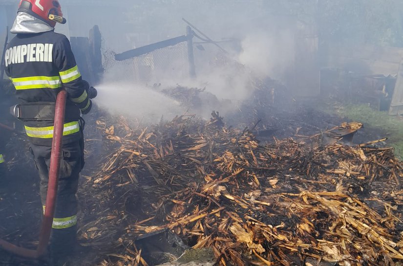 Casă și adăpost de animale în pericol din cauza unui incendiu izbucnit la furaje și o căruță