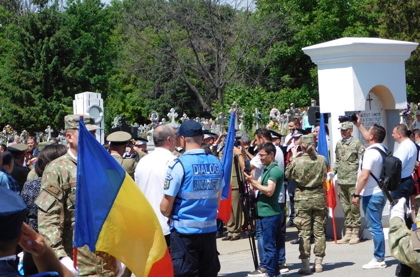 Jandarmii botoșăneni, la datorie pentru siguranța manifestărilor dedicate Zilei Eroilor și Festivalului Bujorului