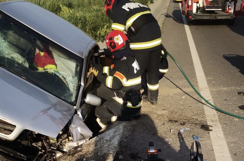 Accident! Bărbat rămas încarcerat după ce mașina pe care o conducea a ajuns în șanțul de pe marginea drumului