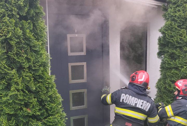 Intervenție a pompierilor la un incendiu izbucnit într-o anexă din Șendriceni