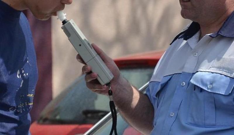 Reținut de polițiști după ce a fost depistat la volan cu o alcoolemie uriașă