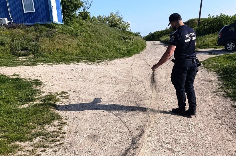 O nouă lovitură dată braconierilor: 160 de metri de plase ilegale scoase din apă de polițiștii de frontieră botoșăneni