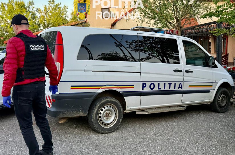 11 percheziții efectuate de polițiști în cadrul unui dosar penal pentru șantaj, violare de domiciliu, influențarea declarațiilor și amenințare