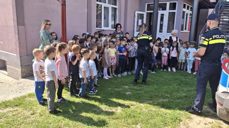 Activități ale polițiștilor botoșăneni în cadrul Săptămâna Siguranței Școlare