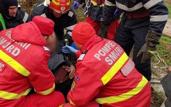 Bărbat salvat de pompieri după …