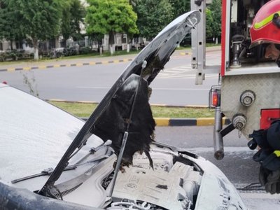 Mașină cuprinsă de flăcări în …