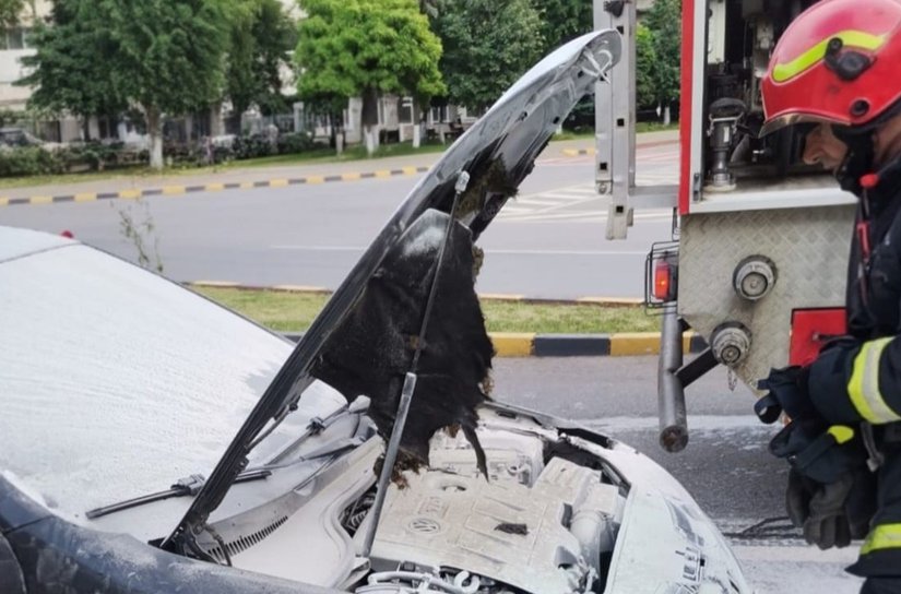 Mașină cuprinsă de flăcări în timp ce se deplasa pe o stradă din Botoșani