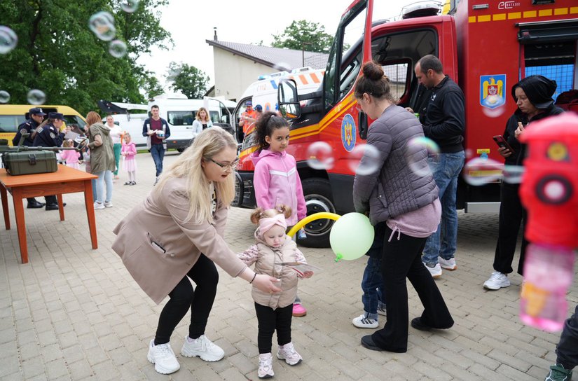 Sute de copii au sărbătorit alături de pompieri de ziua lor