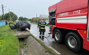 Mașină ajunsă în afara carosabilului …
