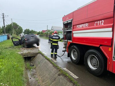 Mașină ajunsă în afara carosabilului …