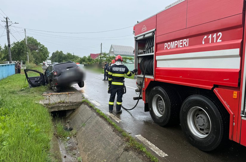 Mașină ajunsă în afara carosabilului la Vorona Nouă. Șoferul a fost transportat la spital