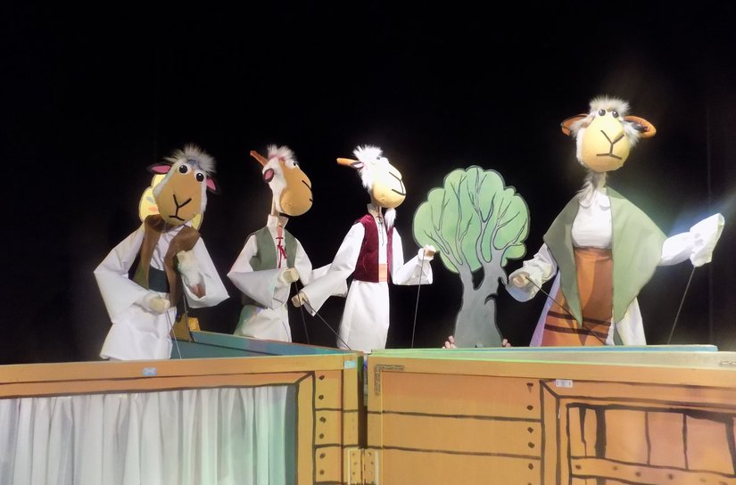 „Capra cu trei iezi” la Teatrul „Vasilache” Botoșani