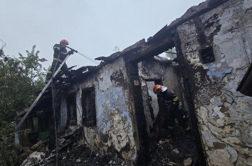 Casă distrusă de un incendiu violent izbucnit noaptea trecută - FOTO