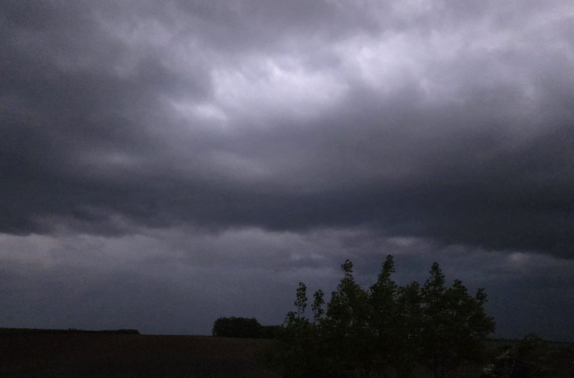 Meteorologii anunță perioade cu instabilitate atmosferică, averse, descărcări electrice și vânt pentru județul Botoșani