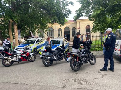 Peste 30 de permise de …