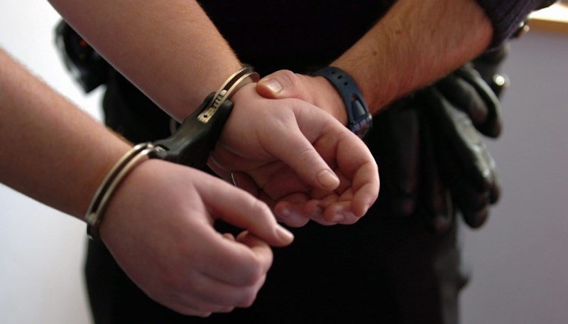 A spart o locuință și a furat o casetă de valori și bunuri de 10000 lei. Suspectul a fost reținut