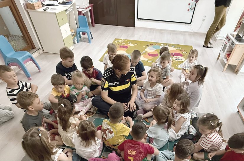 Polițiștii botoșăneni - activități continue pentru siguranța elevilor de toate vârstele